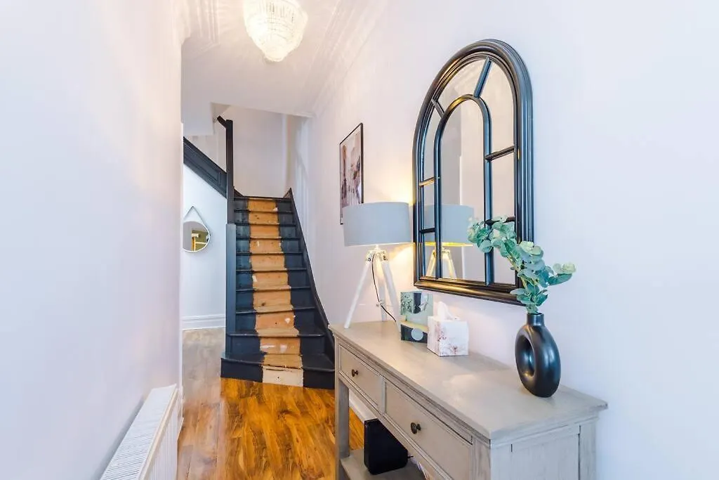 Huge House In Headingley Leeds - 6 Bedroom - 10 Actual Beds - Sleeps 13 - By Purestay Accommodation Meanwood Holiday home