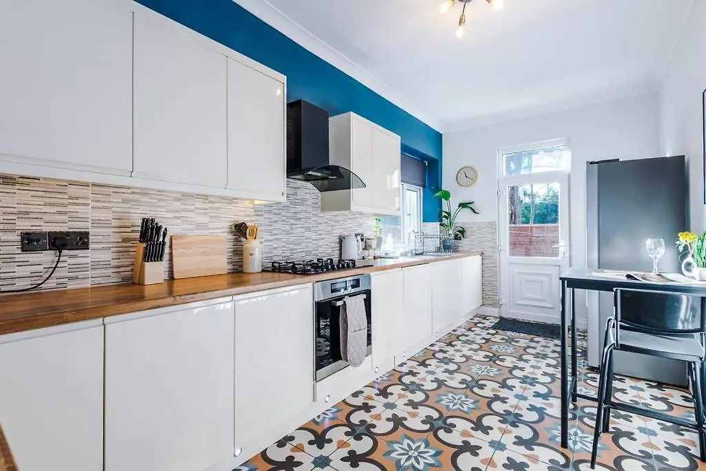 Holiday home Huge House In Headingley Leeds - 6 Bedroom - 10 Actual Beds - Sleeps 13 - By Purestay Accommodation Meanwood