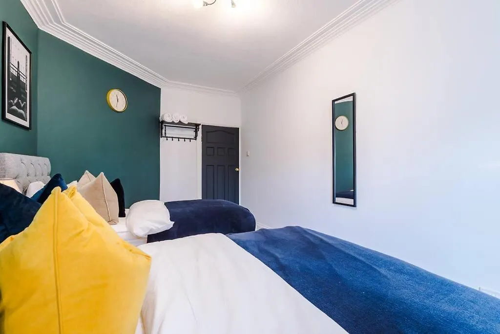 Holiday home Huge House In Headingley Leeds - 6 Bedroom - 10 Actual Beds - Sleeps 13 - By Purestay Accommodation Meanwood United Kingdom