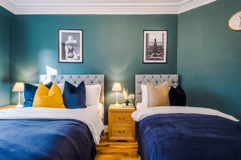 Holiday home Huge House In Headingley Leeds - 6 Bedroom - 10 Actual Beds - Sleeps 13 - By Purestay Accommodation Meanwood