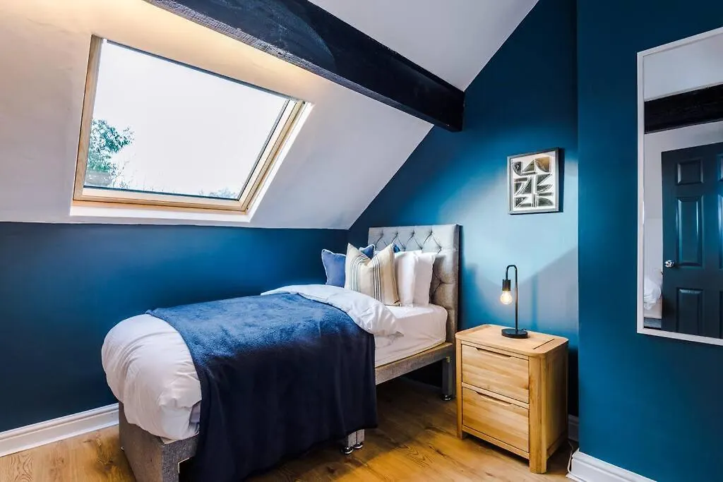 Huge House In Headingley Leeds - 6 Bedroom - 10 Actual Beds - Sleeps 13 - By Purestay Accommodation Meanwood