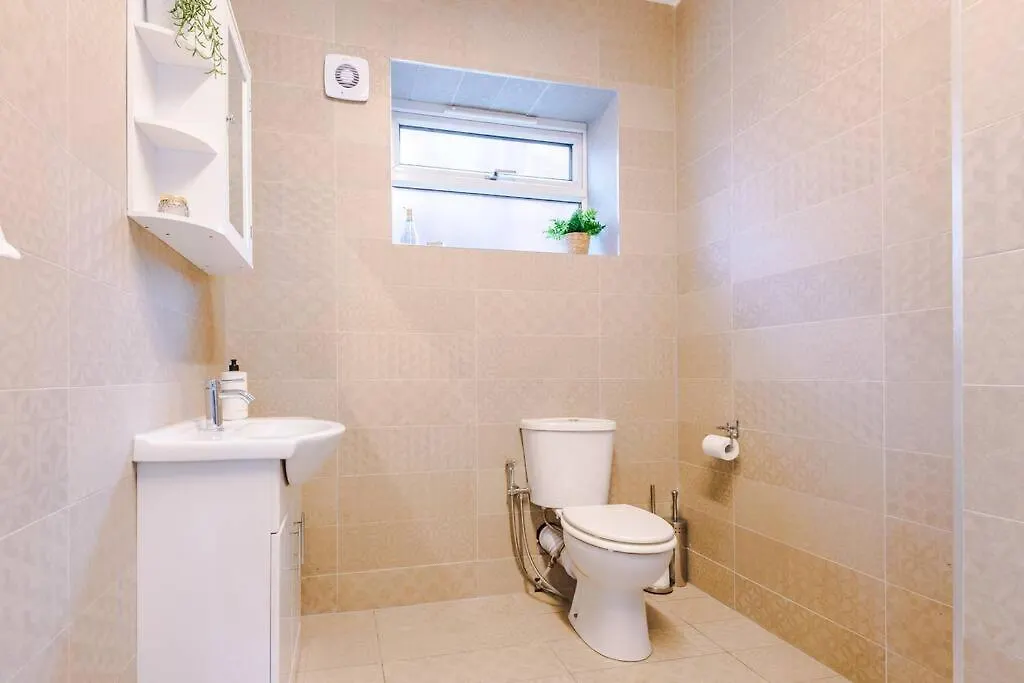 Holiday home Huge House In Headingley Leeds - 6 Bedroom - 10 Actual Beds - Sleeps 13 - By Purestay Accommodation Meanwood