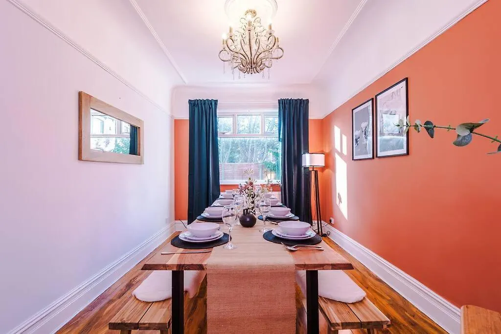 Huge House In Headingley Leeds - 6 Bedroom - 10 Actual Beds - Sleeps 13 - By Purestay Accommodation Meanwood 0*,  United Kingdom