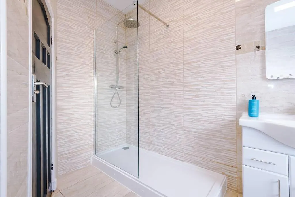 Huge House In Headingley Leeds - 6 Bedroom - 10 Actual Beds - Sleeps 13 - By Purestay Accommodation Meanwood 0*,  United Kingdom