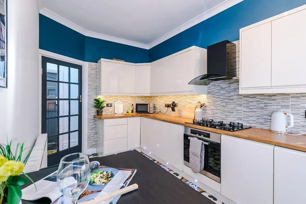 Huge House In Headingley Leeds - 6 Bedroom - 10 Actual Beds - Sleeps 13 - By Purestay Accommodation Meanwood United Kingdom