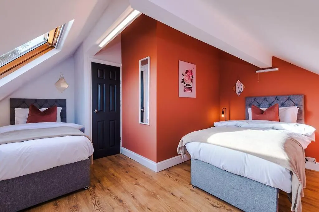 Holiday home Huge House In Headingley Leeds - 6 Bedroom - 10 Actual Beds - Sleeps 13 - By Purestay Accommodation Meanwood
