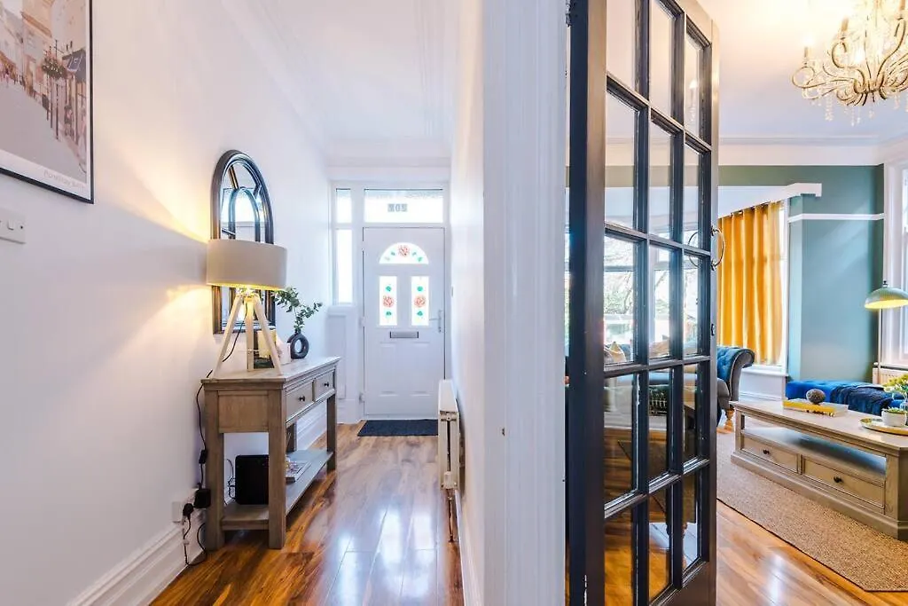 Huge House In Headingley Leeds - 6 Bedroom - 10 Actual Beds - Sleeps 13 - By Purestay Accommodation Meanwood