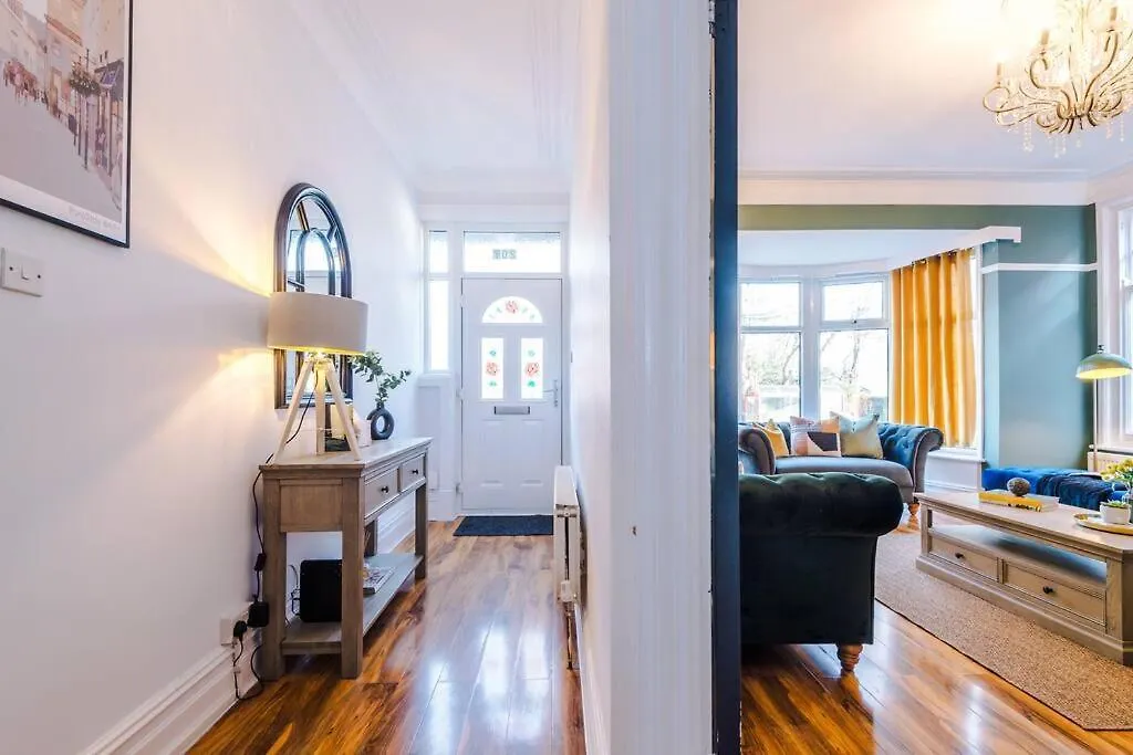 Holiday home Huge House In Headingley Leeds - 6 Bedroom - 10 Actual Beds - Sleeps 13 - By Purestay Accommodation Meanwood